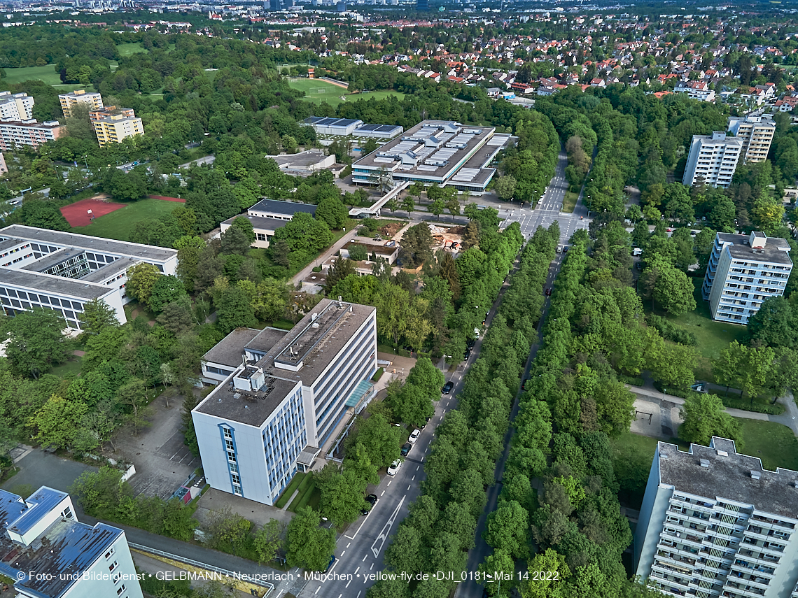 14.05.2022 - Luftbilder von der Baustelle Haus für Kinder in Neuperlach